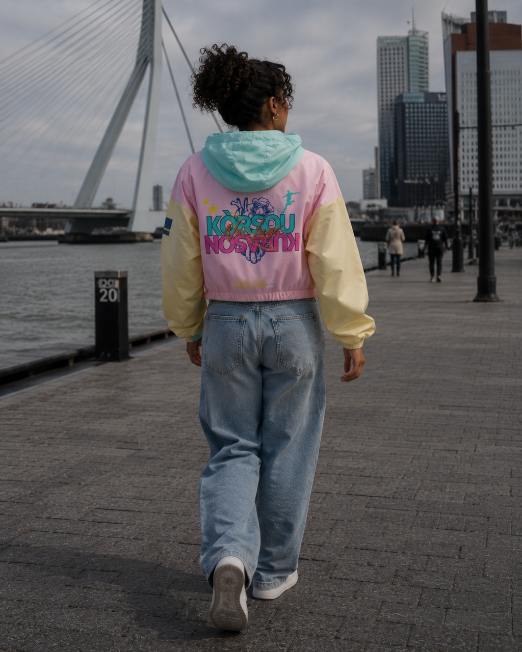 Kòrsou Kurason Na Lugá - Women’s cropped windbreaker